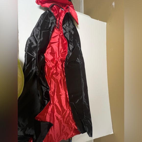 HALLOWEEN DELUXE VERSATILE CAPE BLACK WITH RED LINING  GREAT FOR VAMPIRE/DEVIL - Picture 4 of 5